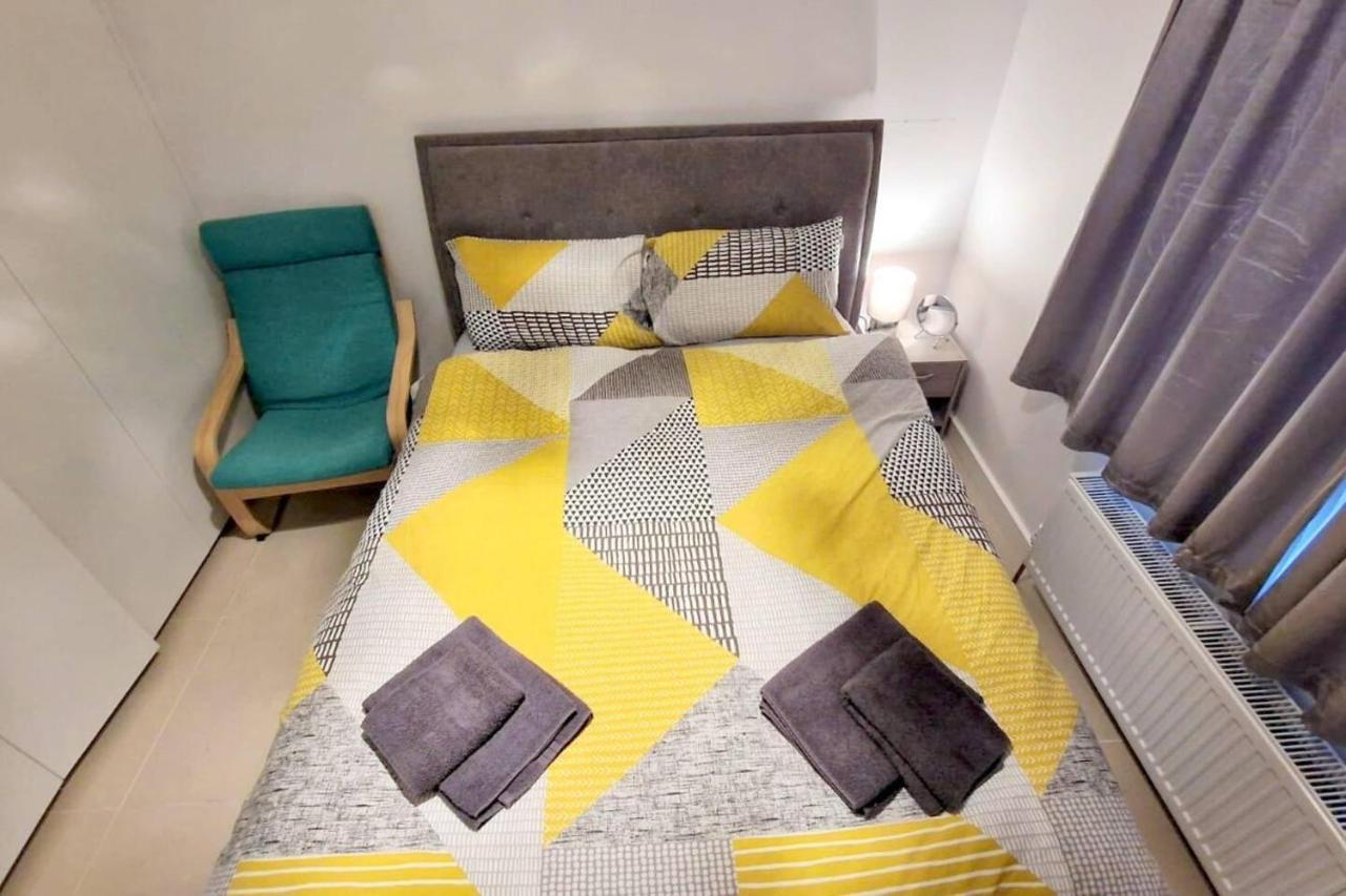 Villa Modern 3-Bed House In Surrey Quays Londra Esterno foto