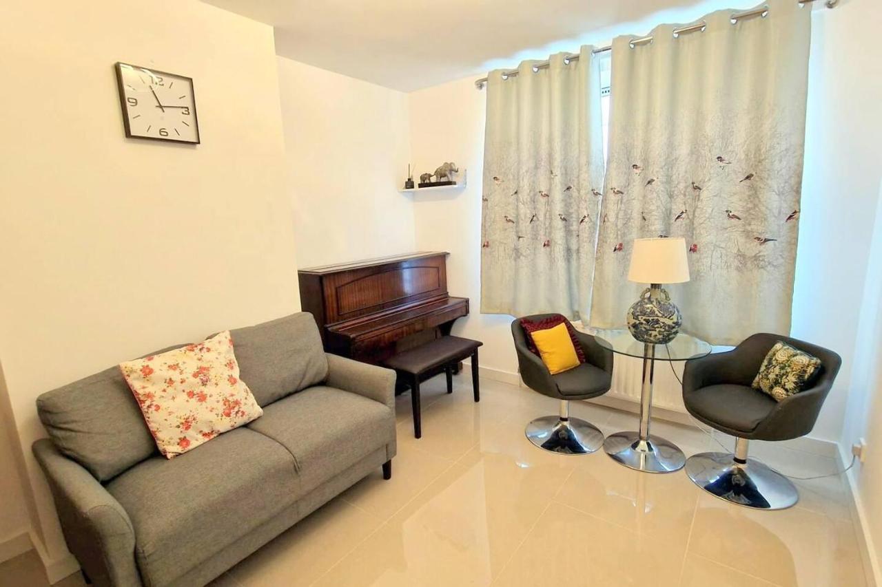 Villa Modern 3-Bed House In Surrey Quays Londra Esterno foto