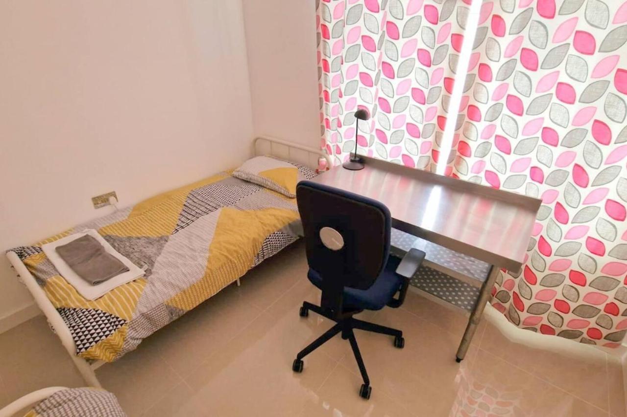 Villa Modern 3-Bed House In Surrey Quays Londra Esterno foto