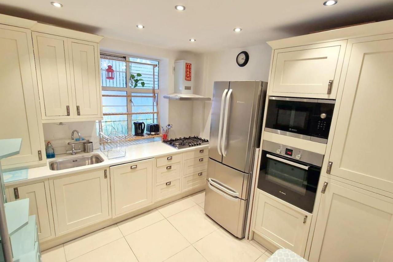 Villa Modern 3-Bed House In Surrey Quays Londra Esterno foto